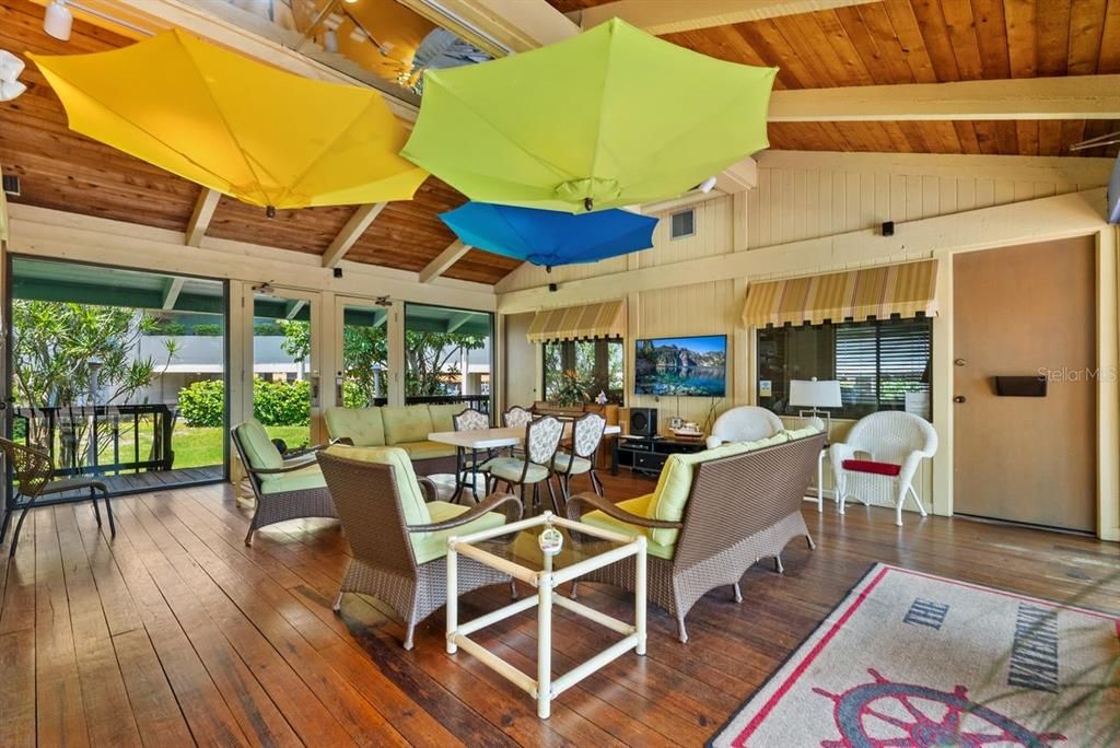 For Sale: $589,000 (3 beds, 3 baths, 1988 Square Feet)