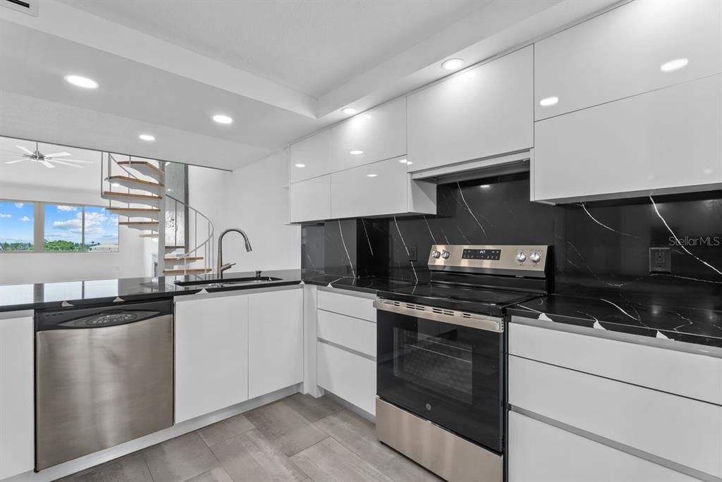 For Sale: $589,000 (3 beds, 3 baths, 1988 Square Feet)