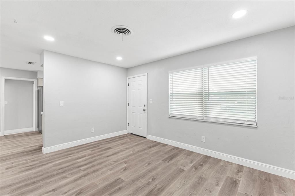 For Sale: $347,000 (4 beds, 2 baths, 1249 Square Feet)
