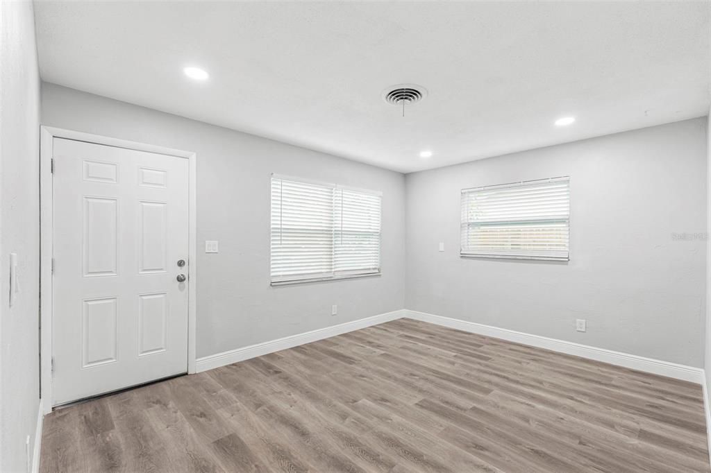 For Sale: $347,000 (4 beds, 2 baths, 1249 Square Feet)