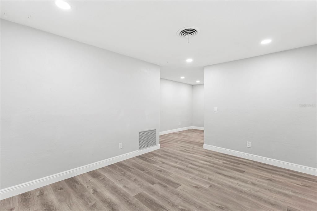 For Sale: $347,000 (4 beds, 2 baths, 1249 Square Feet)