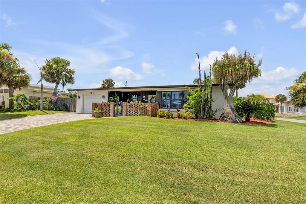 For Sale: $549,900 (3 beds, 2 baths, 1664 Square Feet)