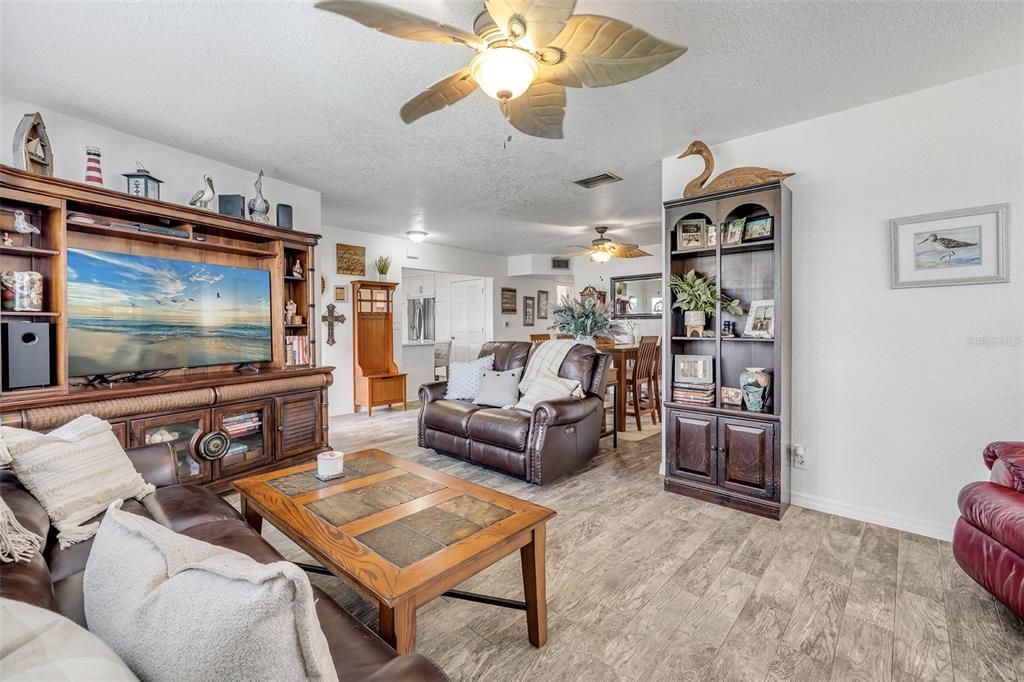 For Sale: $549,900 (3 beds, 2 baths, 1664 Square Feet)