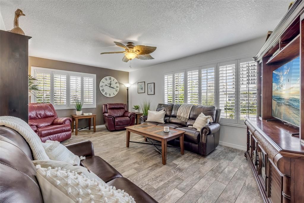 For Sale: $549,900 (3 beds, 2 baths, 1664 Square Feet)