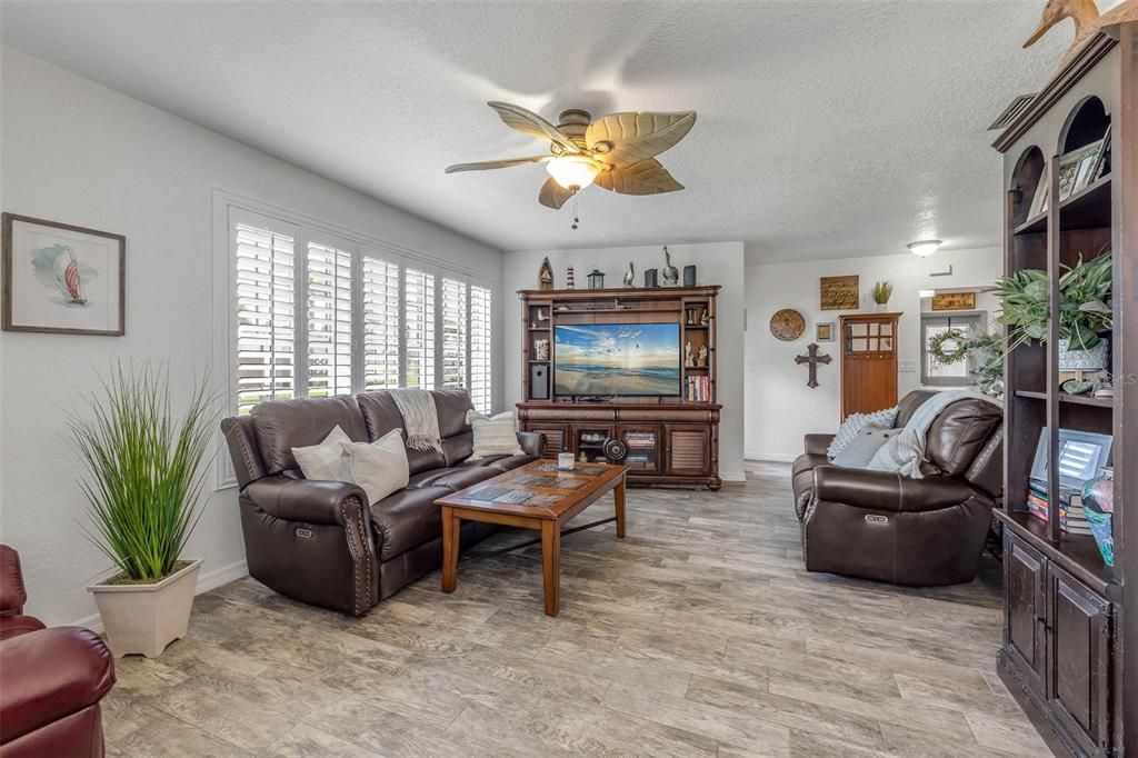 For Sale: $549,900 (3 beds, 2 baths, 1664 Square Feet)