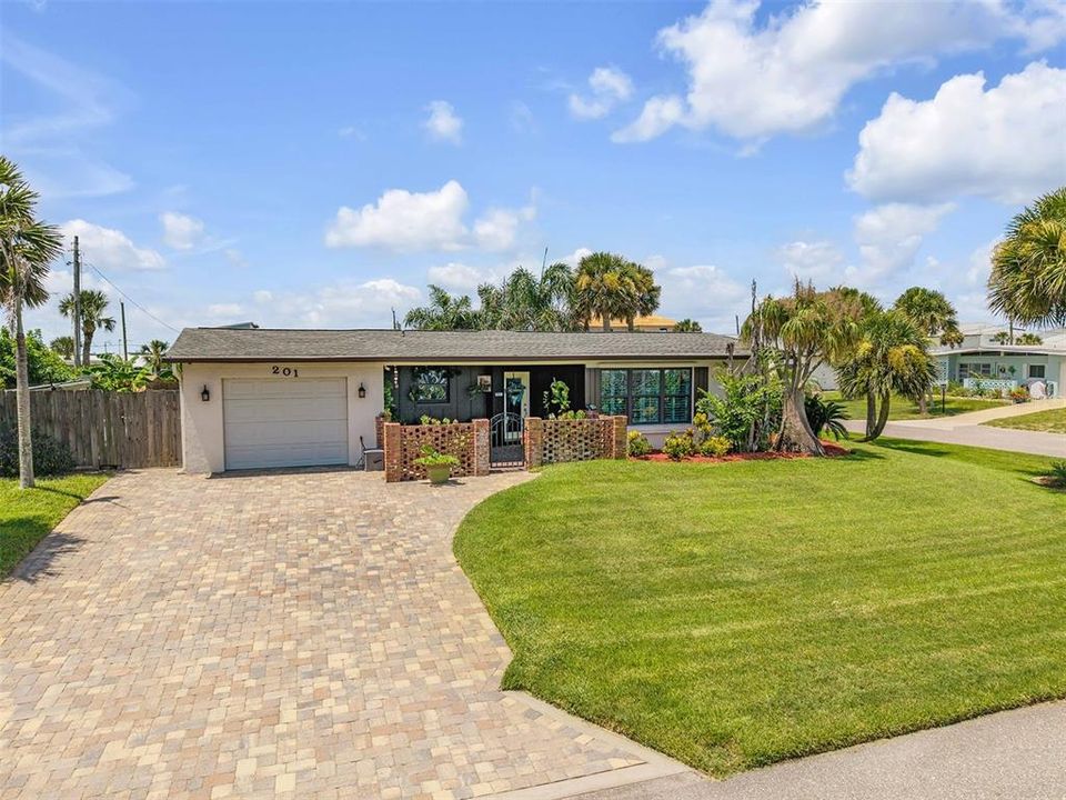 For Sale: $549,900 (3 beds, 2 baths, 1664 Square Feet)