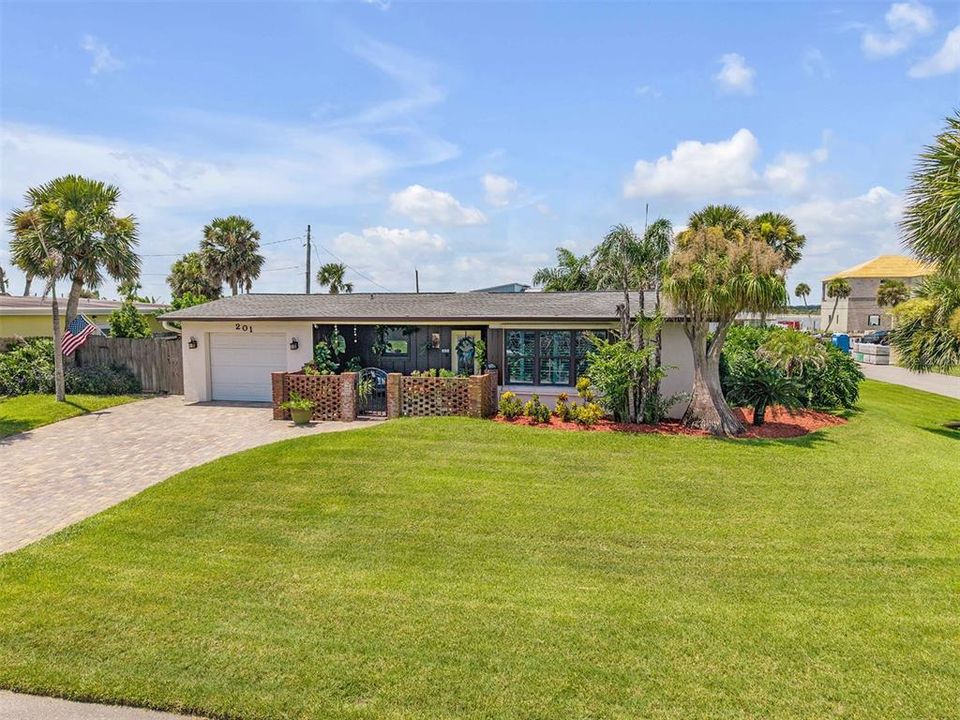 For Sale: $549,900 (3 beds, 2 baths, 1664 Square Feet)