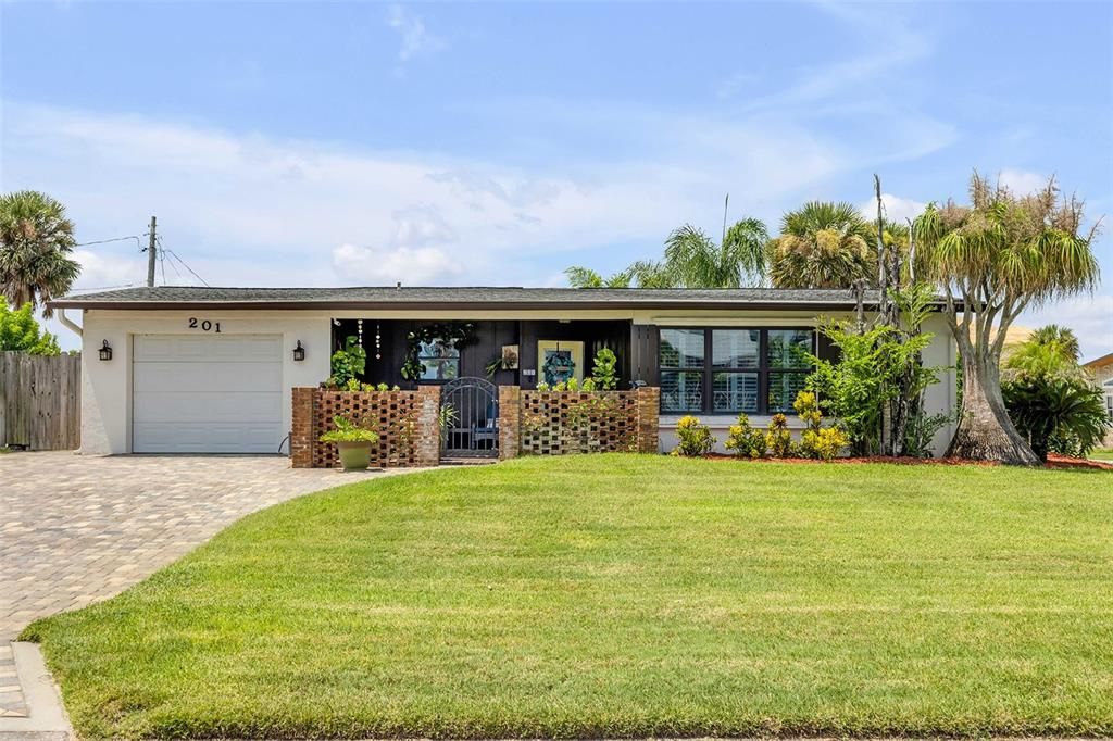 For Sale: $549,900 (3 beds, 2 baths, 1664 Square Feet)