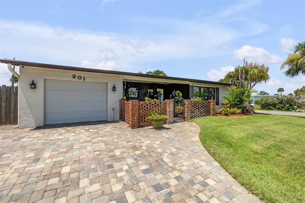 For Sale: $549,900 (3 beds, 2 baths, 1664 Square Feet)
