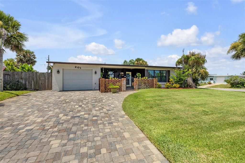 For Sale: $549,900 (3 beds, 2 baths, 1664 Square Feet)