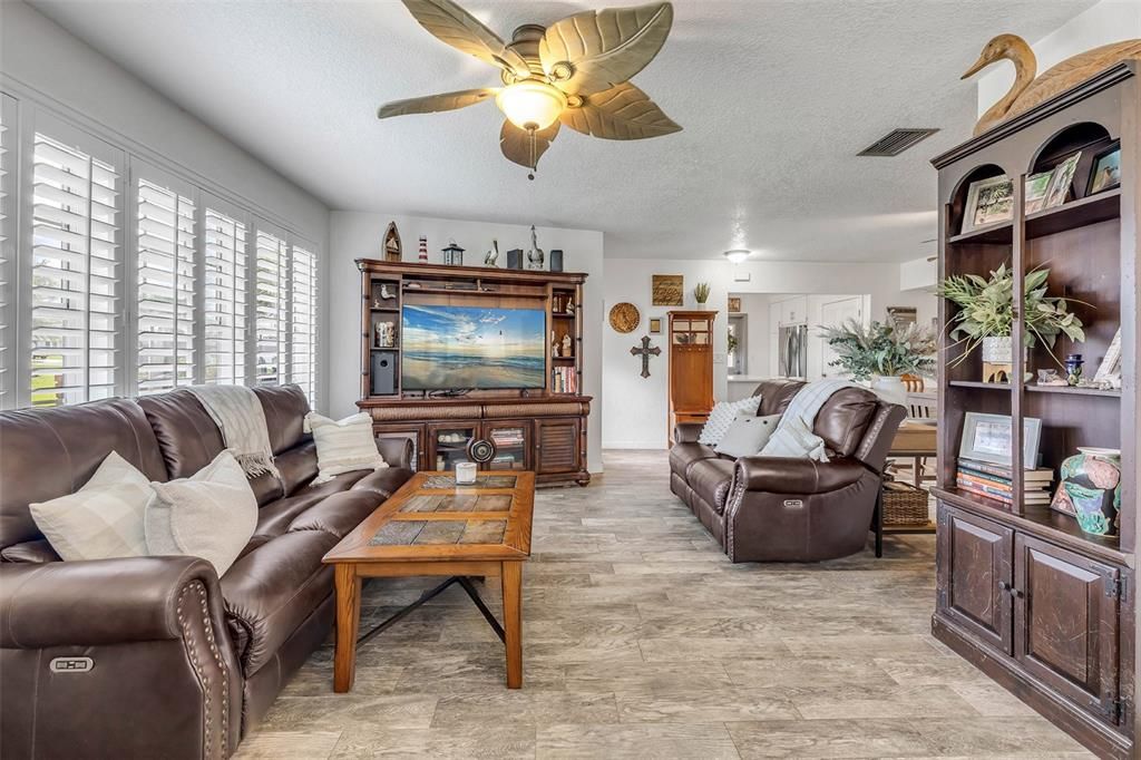 For Sale: $549,900 (3 beds, 2 baths, 1664 Square Feet)