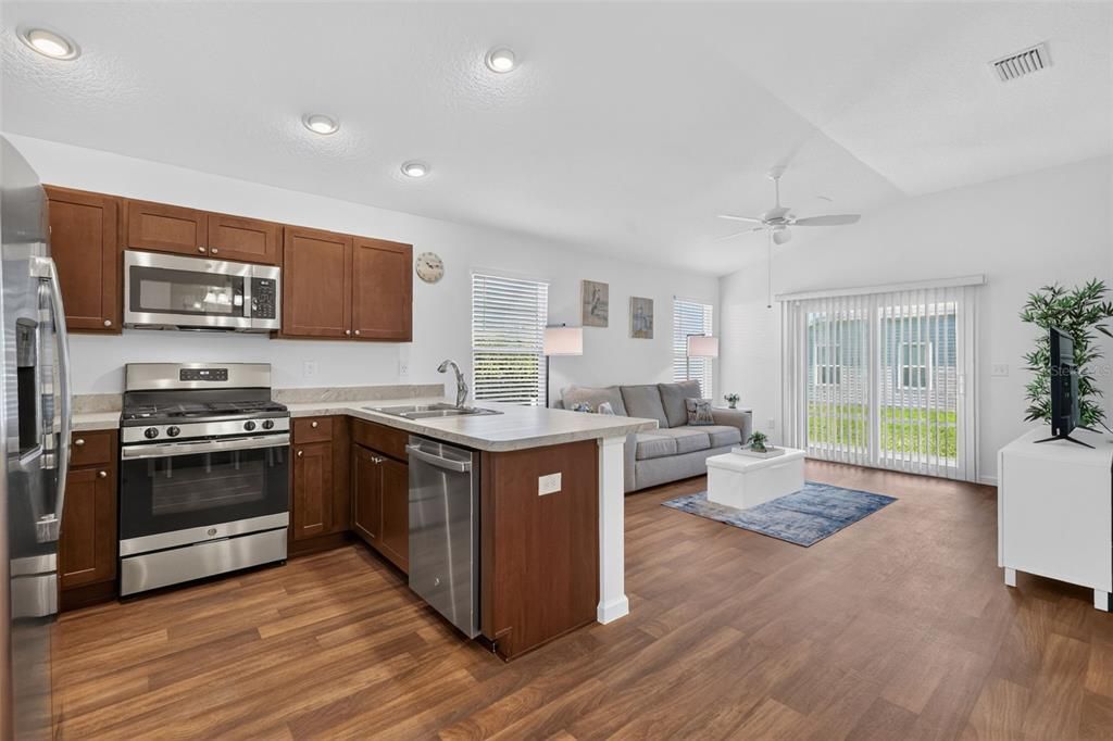 For Sale: $249,900 (2 beds, 2 baths, 963 Square Feet)