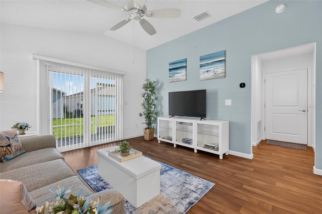For Sale: $249,900 (2 beds, 2 baths, 963 Square Feet)