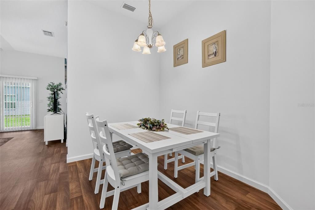 For Sale: $249,900 (2 beds, 2 baths, 963 Square Feet)