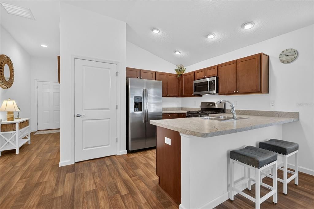 For Sale: $249,900 (2 beds, 2 baths, 963 Square Feet)