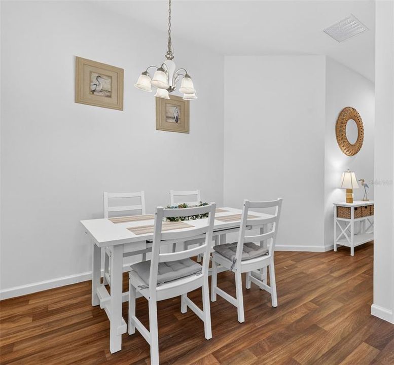 For Sale: $249,900 (2 beds, 2 baths, 963 Square Feet)