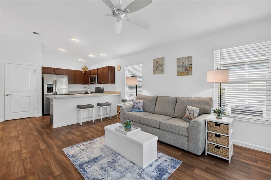 For Sale: $249,900 (2 beds, 2 baths, 963 Square Feet)