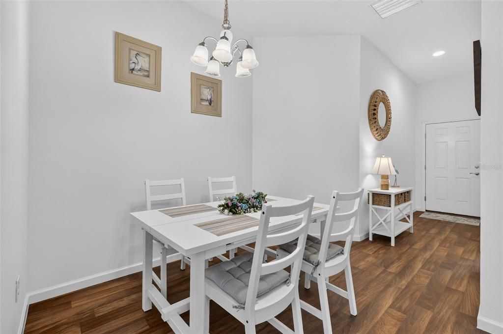 For Sale: $249,900 (2 beds, 2 baths, 963 Square Feet)