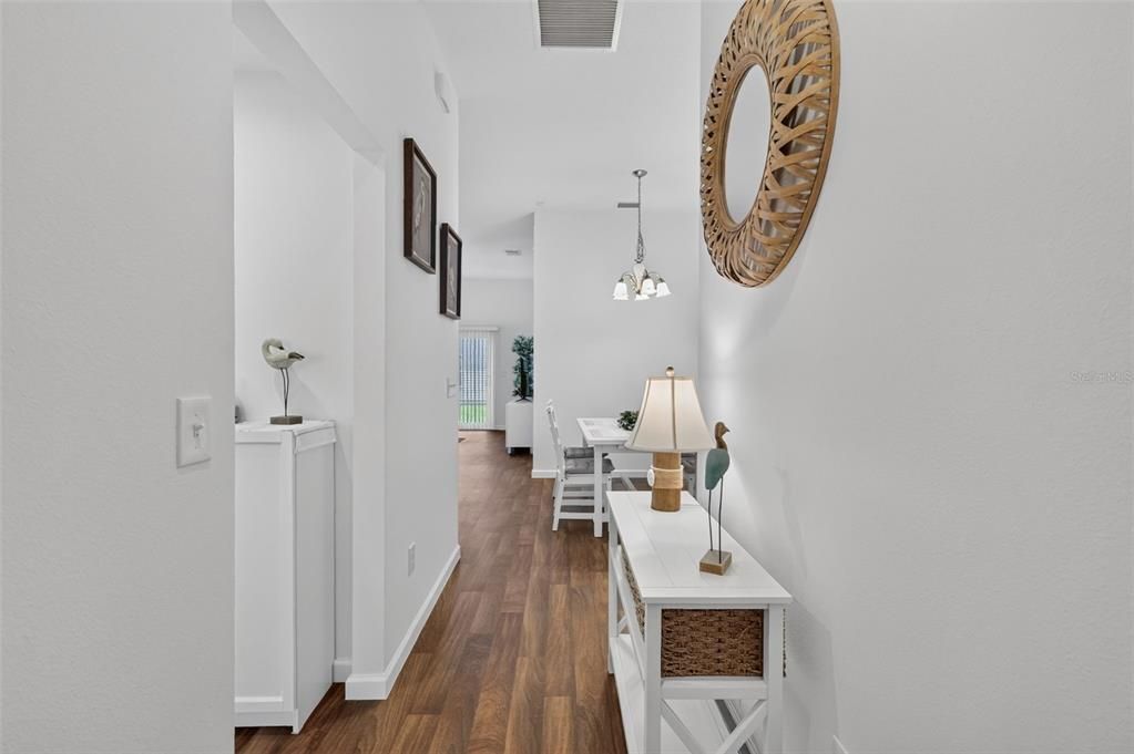For Sale: $249,900 (2 beds, 2 baths, 963 Square Feet)