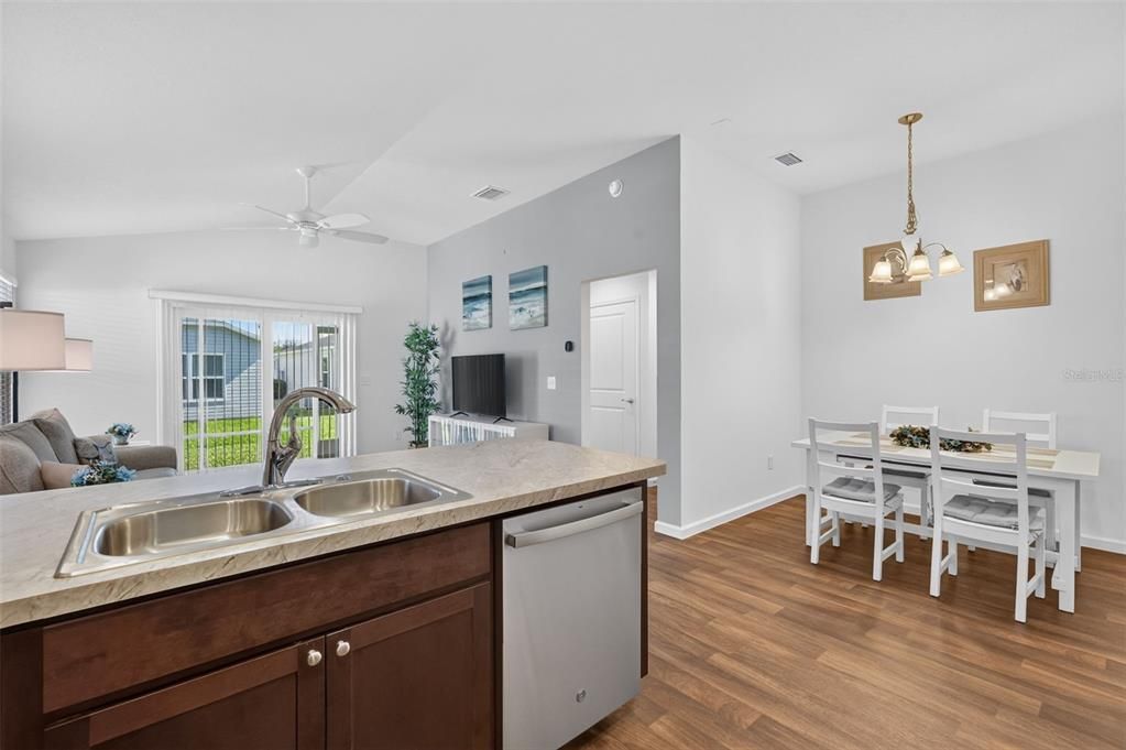 For Sale: $249,900 (2 beds, 2 baths, 963 Square Feet)