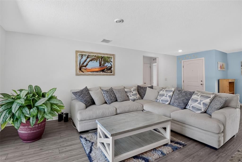 For Sale: $289,000 (3 beds, 2 baths, 1462 Square Feet)