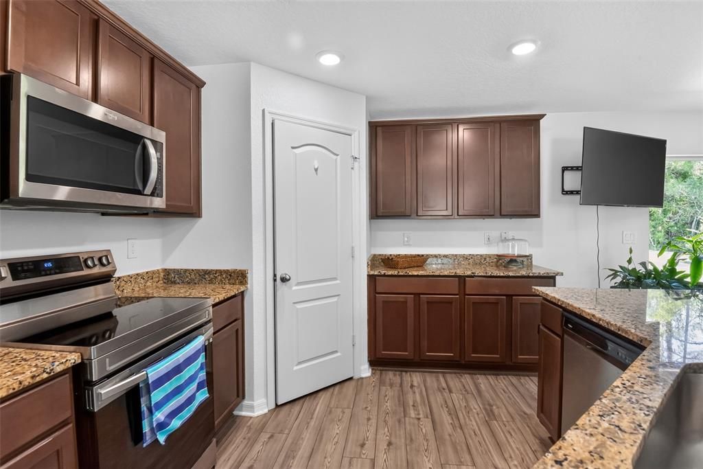 For Sale: $289,000 (3 beds, 2 baths, 1462 Square Feet)