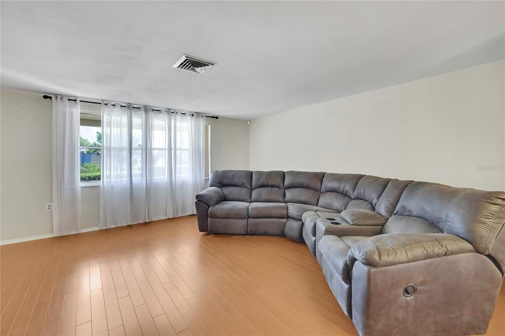 На продажу: $239,900 (2 спален, 2 ванн, 1449 Квадратных фут)