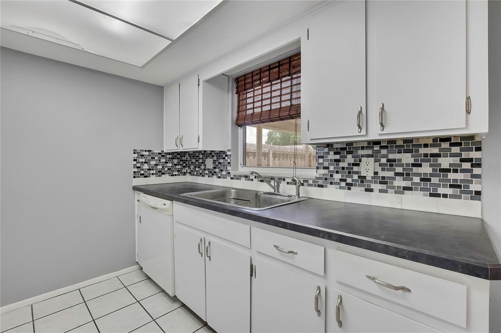 На продажу: $239,900 (2 спален, 2 ванн, 1449 Квадратных фут)