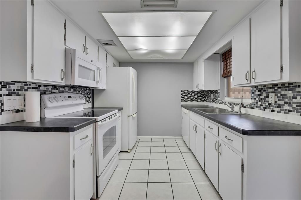 На продажу: $239,900 (2 спален, 2 ванн, 1449 Квадратных фут)