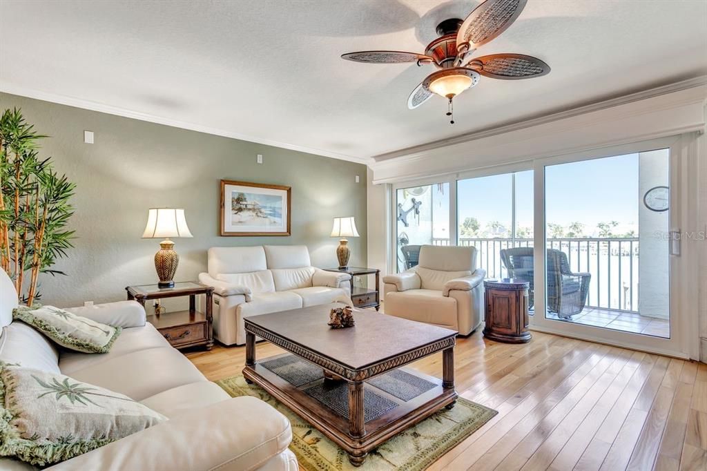 待售: $975,000 (3 贝兹, 3 浴室, 2140 平方英尺)