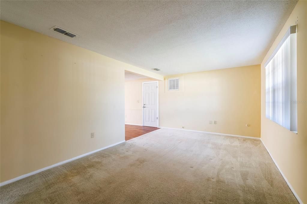 For Sale: $200,000 (2 beds, 1 baths, 988 Square Feet)