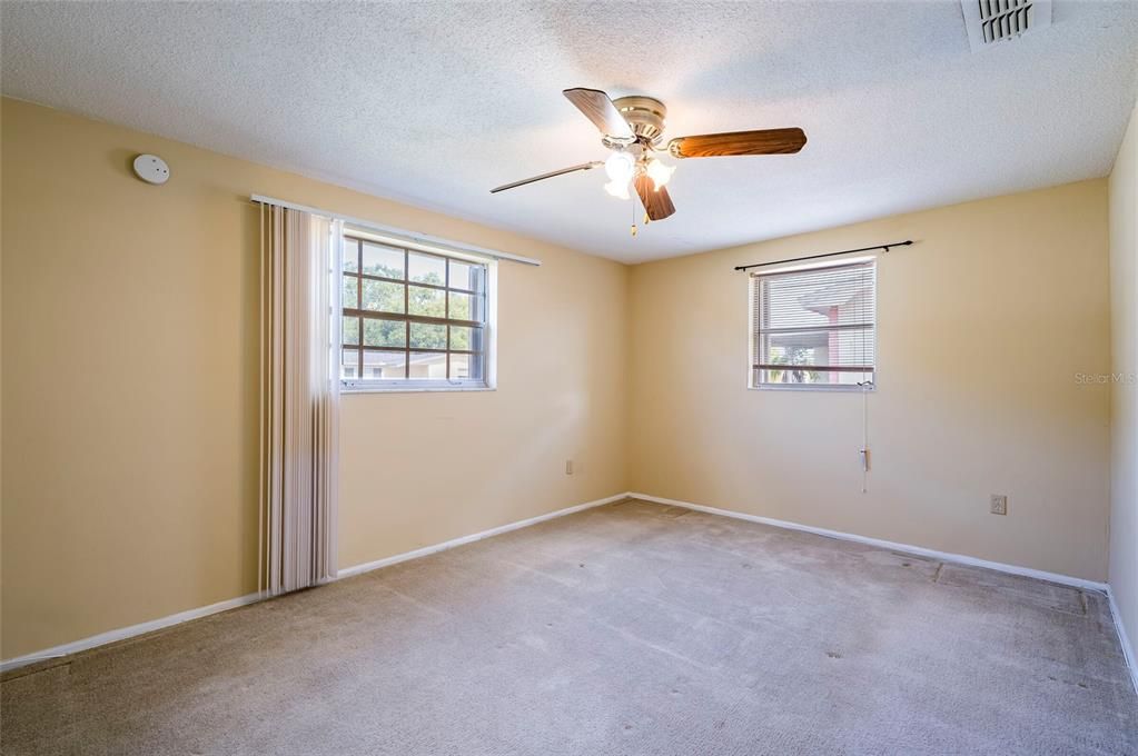 For Sale: $200,000 (2 beds, 1 baths, 988 Square Feet)