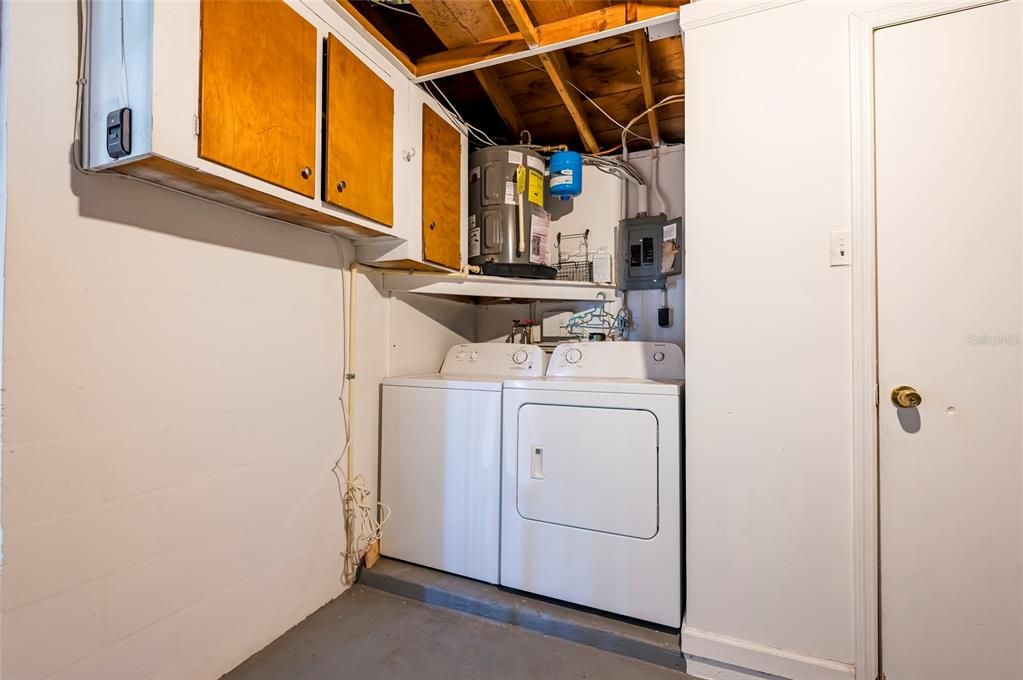 For Sale: $200,000 (2 beds, 1 baths, 988 Square Feet)