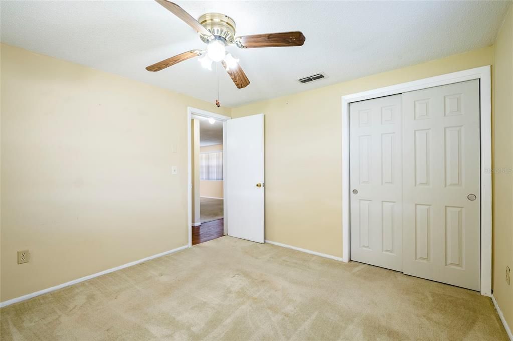 For Sale: $200,000 (2 beds, 1 baths, 988 Square Feet)