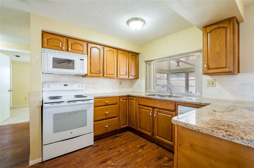 For Sale: $200,000 (2 beds, 1 baths, 988 Square Feet)