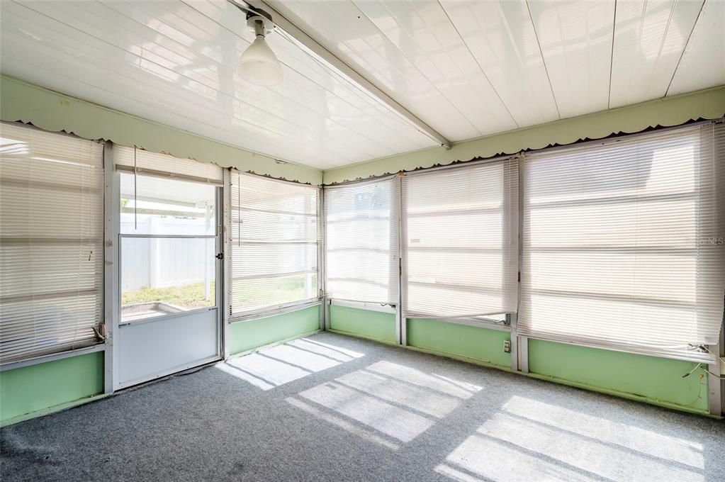 For Sale: $200,000 (2 beds, 1 baths, 988 Square Feet)