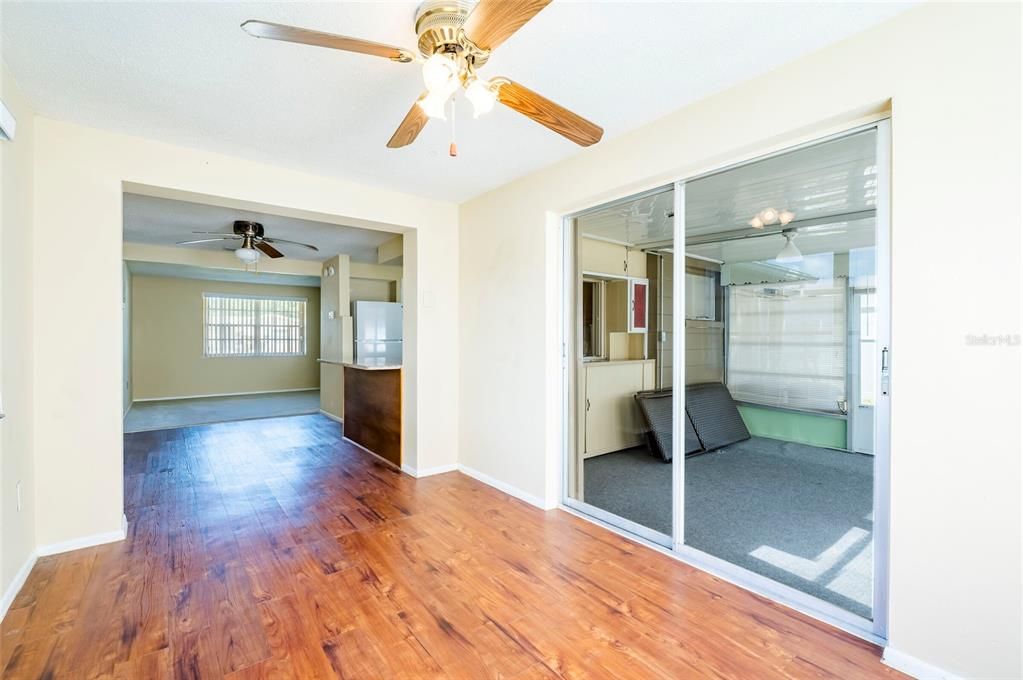For Sale: $200,000 (2 beds, 1 baths, 988 Square Feet)