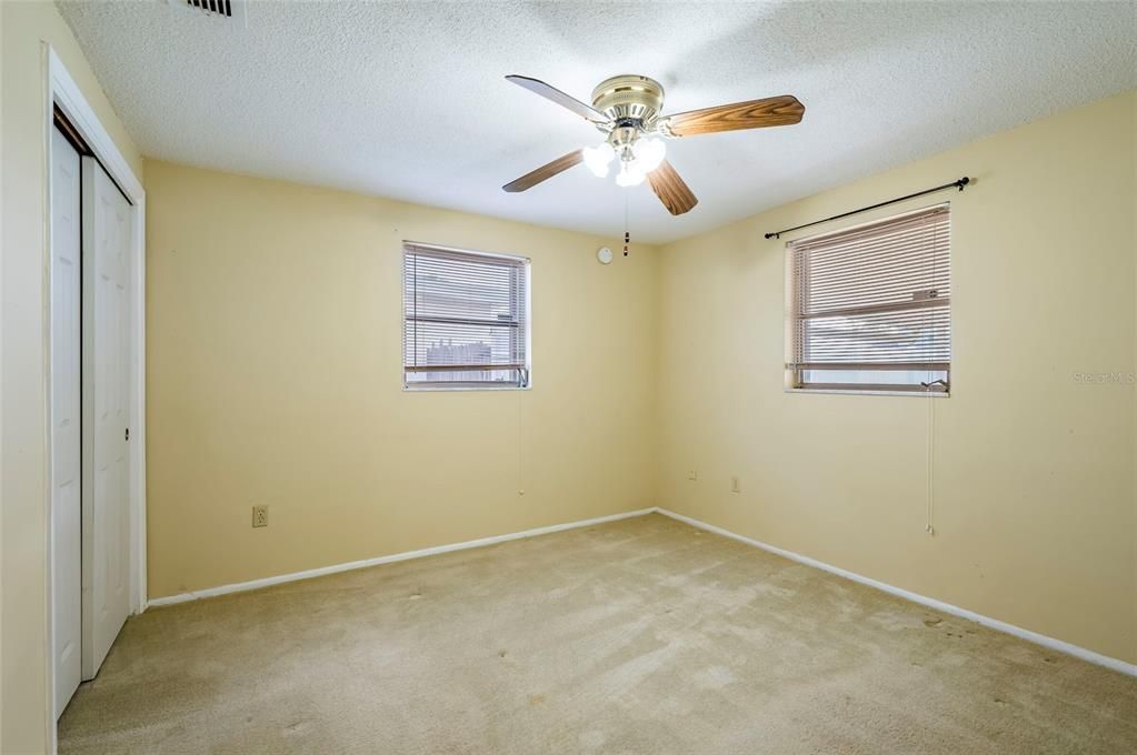 For Sale: $200,000 (2 beds, 1 baths, 988 Square Feet)