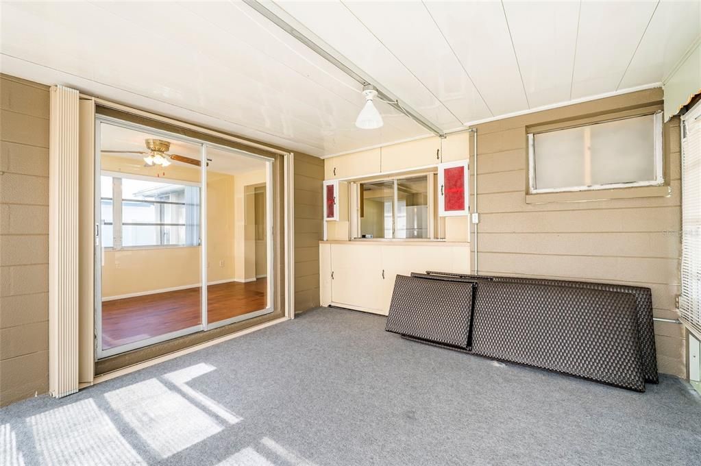 For Sale: $200,000 (2 beds, 1 baths, 988 Square Feet)