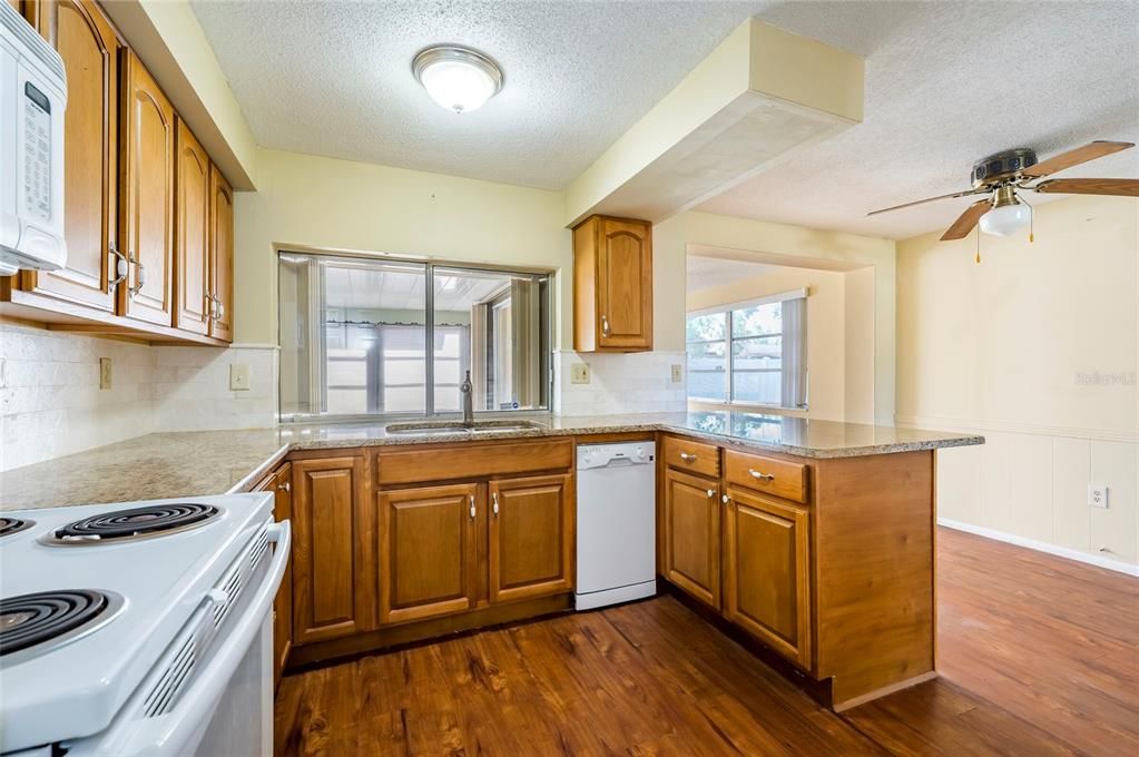 For Sale: $200,000 (2 beds, 1 baths, 988 Square Feet)