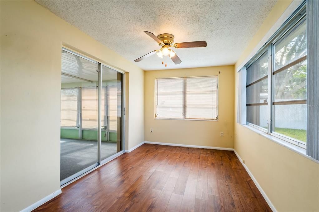 For Sale: $200,000 (2 beds, 1 baths, 988 Square Feet)