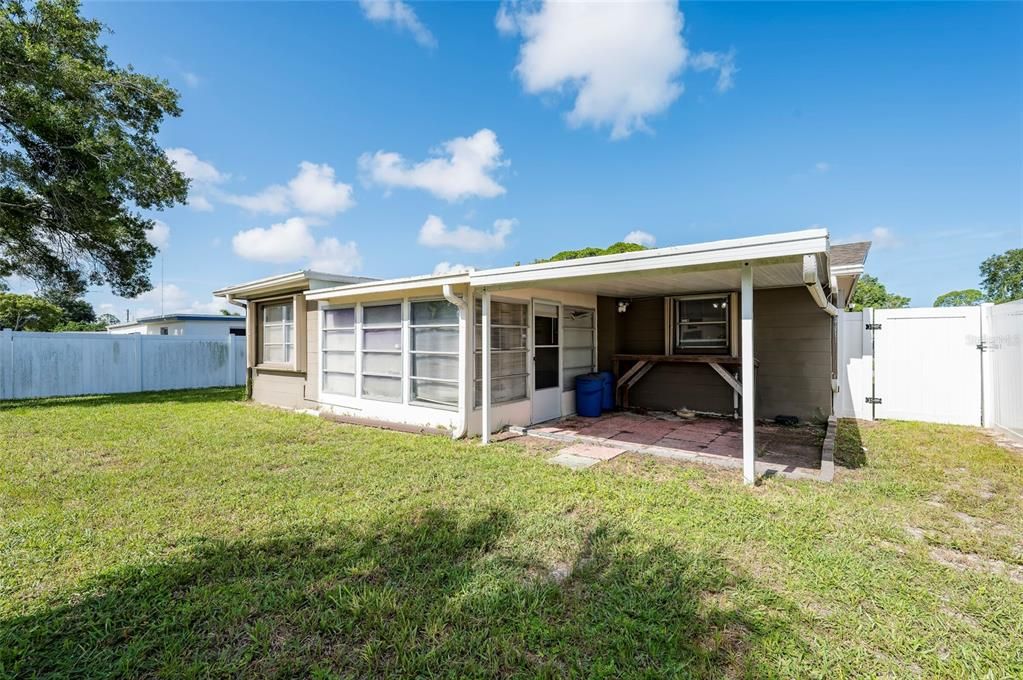 For Sale: $200,000 (2 beds, 1 baths, 988 Square Feet)