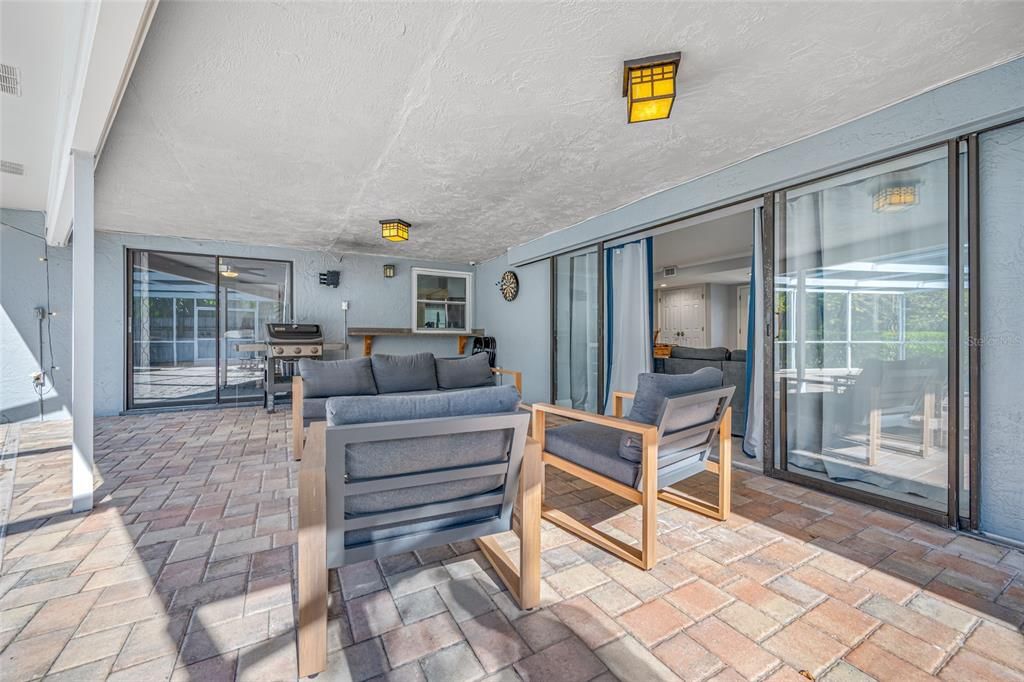 For Sale: $615,000 (4 beds, 2 baths, 1999 Square Feet)