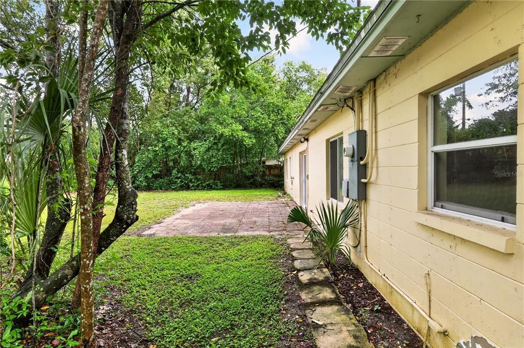 Active With Contract: $274,000 (3 beds, 2 baths, 1688 Square Feet)