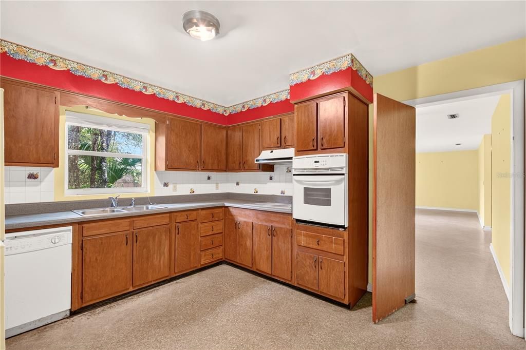 Active With Contract: $274,000 (3 beds, 2 baths, 1688 Square Feet)