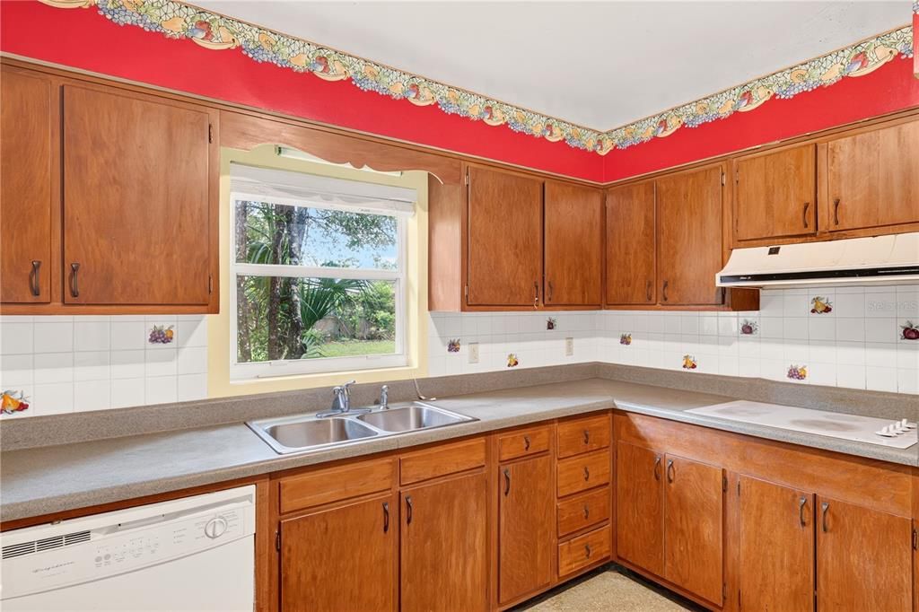 Active With Contract: $274,000 (3 beds, 2 baths, 1688 Square Feet)