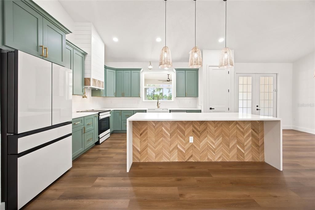 For Sale: $499,900 (4 beds, 2 baths, 2073 Square Feet)