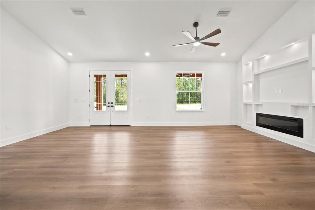 For Sale: $499,900 (4 beds, 2 baths, 2073 Square Feet)