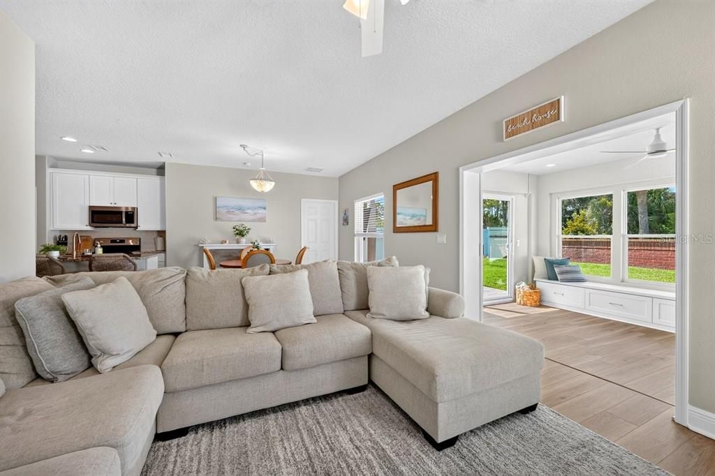 For Sale: $370,000 (3 beds, 2 baths, 1320 Square Feet)