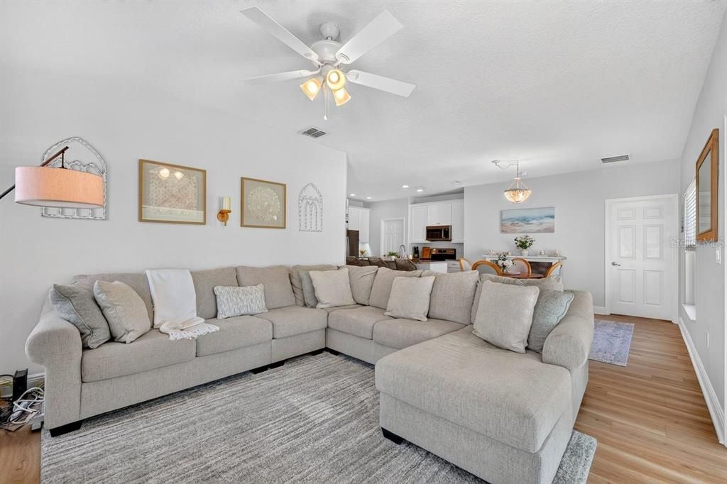 For Sale: $370,000 (3 beds, 2 baths, 1320 Square Feet)